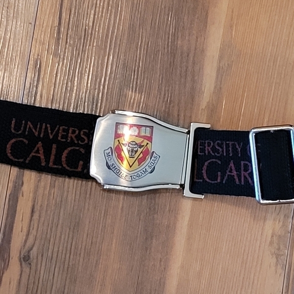 UNIVERSITY OF CALGARY Fabric Woven Belt with U OF C Coat of Arms Buckle - Picture 4 of 9